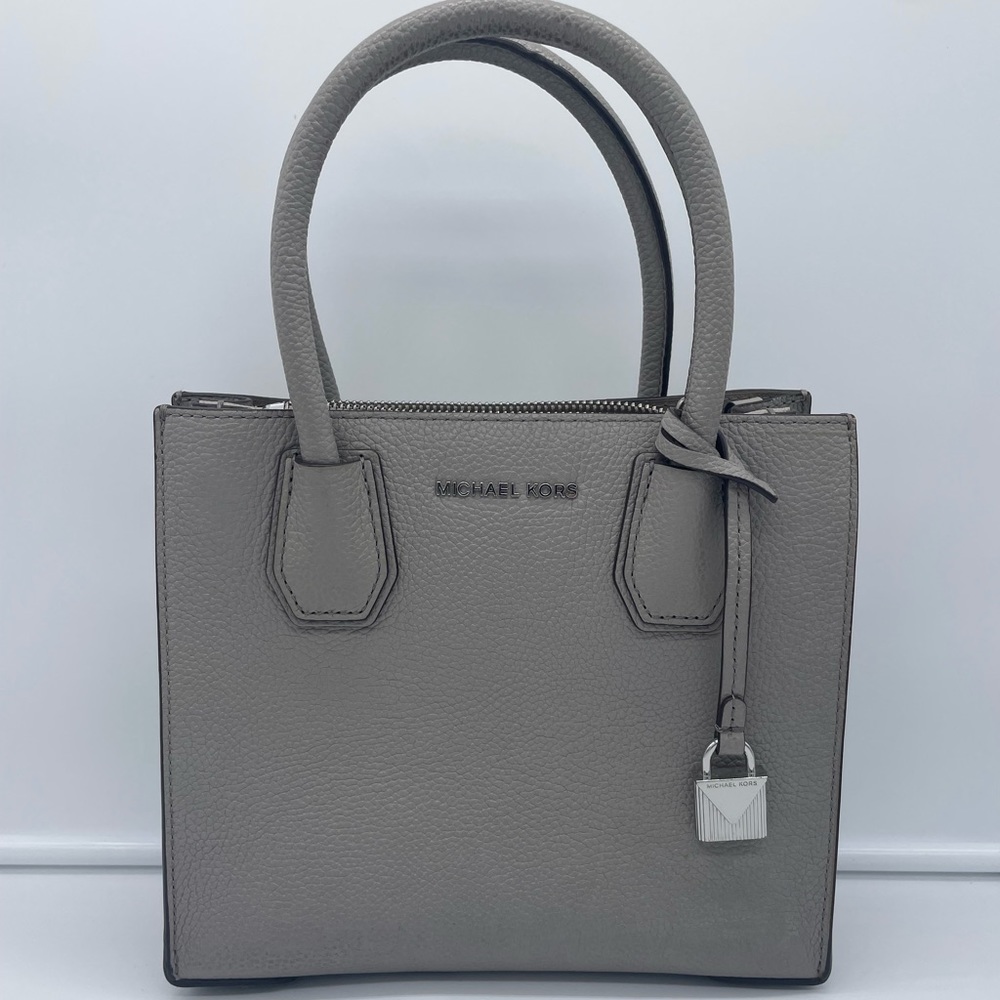 HOST PICK 💕 Michael Kors bag with dust bag